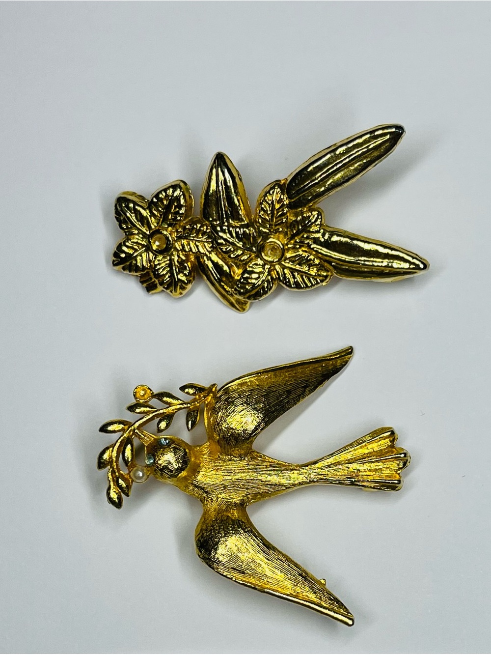 Brooch Gold Tone Dove & Floral Pin - Elegant Dove Design